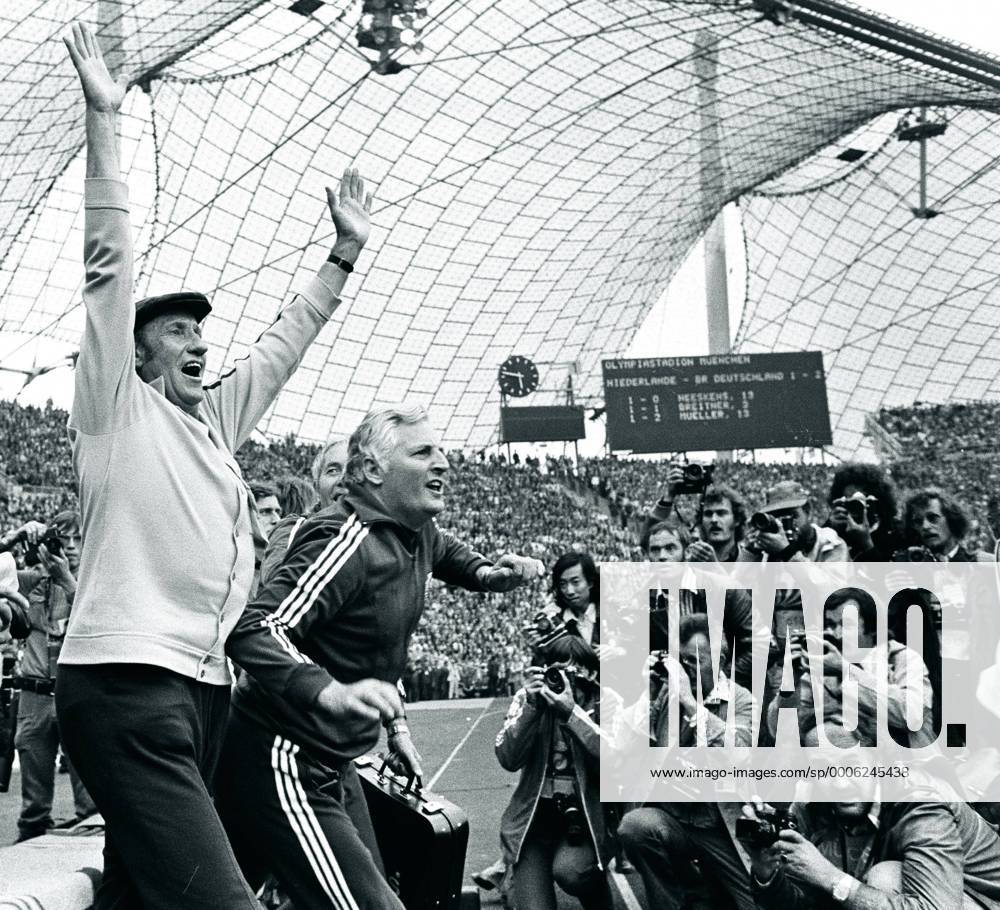 WM 1974, Endspiel, BR Deutschland ist Weltmeister - Bundestrainer Helmut SCHÖN (li.) und sein Assistent Jupp DERWALL jubeln beim Schlusspfiff o0 Sieg Jubel Freude BRD Glück Medien Fotograf, Sportfotograf Co