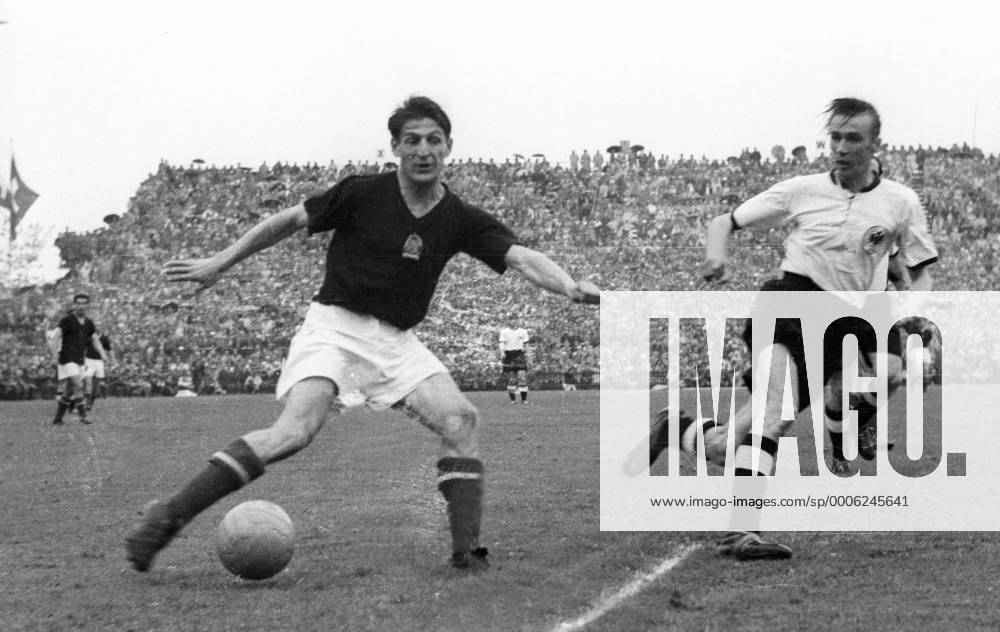 WM 1954, Finale, BR Deutschland vs. Ungarn 3:2 - Zoltan Czibor (Ungarn, li.) gegen Horst Eckel (BRD)