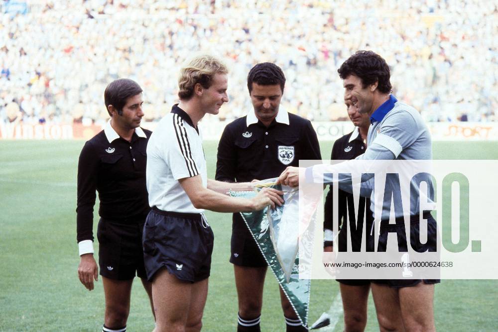 Karl-Heinz Rummenigge (li., Deutschland) tauscht mit Torwart Dino Zoff (Italien) die Verbandswimpel aus, in der Mitte FIFA Schiedsrichter Arnaldo Coelho (Brasilien) Fußball WM Herren Weltmeisterschaft 1982, Nationalmannschaft, Nationalteam, Nationaltrikot, Finale, Endspiel, BRD Gruppe Estadio Santiago Bernabeu Madrid