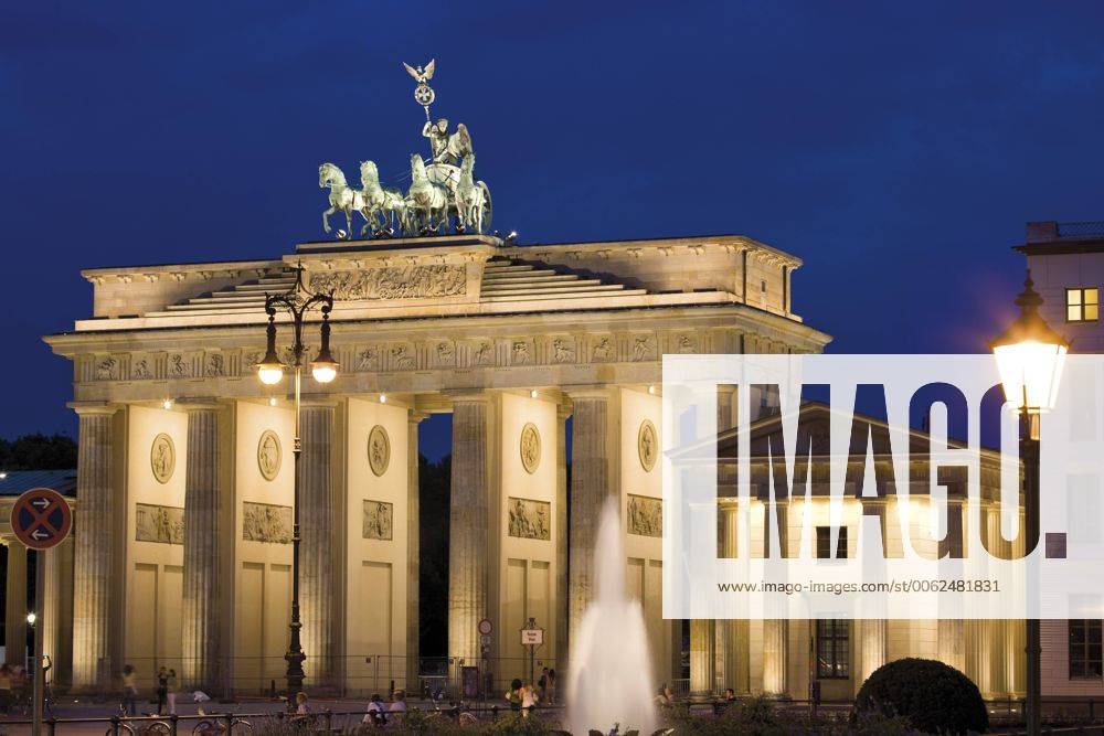 Germany, Berlin, Brandenburg Gate at night 09404CS-U