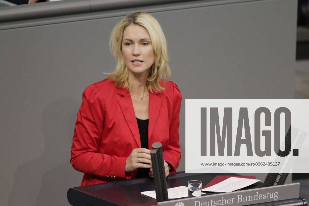 Berlin, Bundestag Plenum 55. Sitzung, Thema: Elterngeld Plus und flexiblere Elternzeit , Foto: Manuela Schwesig, Bundesministerin für Familie, Senioren, Frauen und Jugend