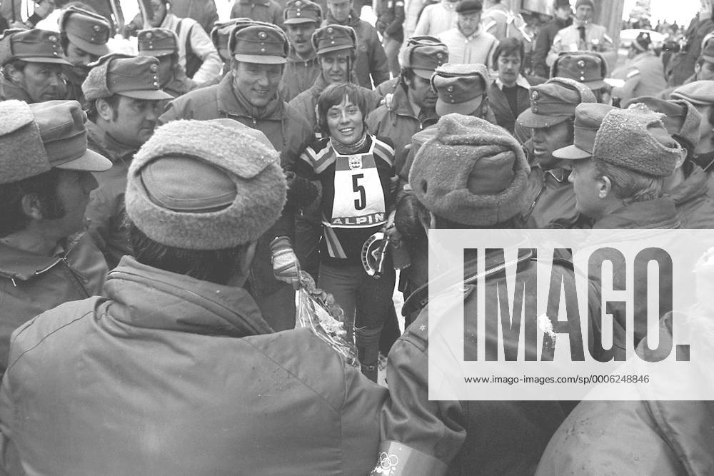 Rosi MITTERMAIER, Mitte, Deutschland, Ski-Rennlaeuferin, jubelt nach ihrem Sieg im Slalom, wird von Polizisten mit Wintermuetzen umringt, laechelt, jubelt, Jubel, SW-Aufnahme, . OLYMPISCHE WINTERSPIELE 1976 in Innsbruck Oesterreich.