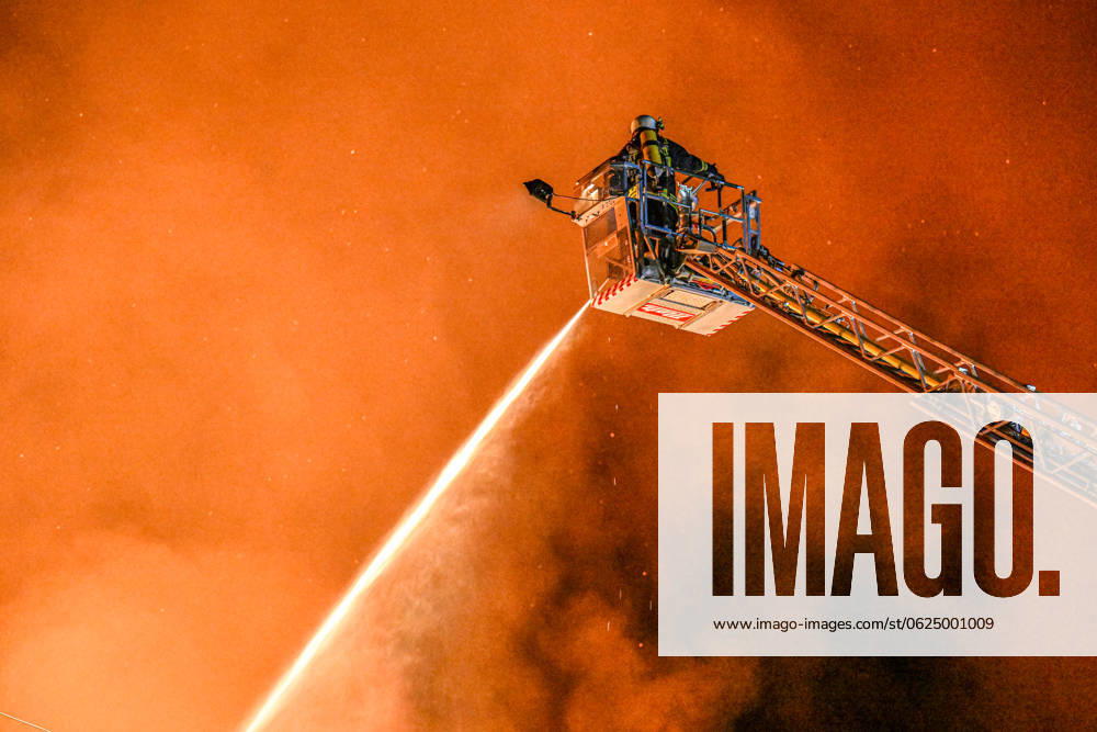 Fire in Gerstetten, firefighters hold fire hoses into the flames of a burning carpentry workshop During a major fire in the night near Gerstetten in the district of Heidenheim, the emergency services were severely challenged Gerstetten Baden Württemberg Germany Gussenstadt