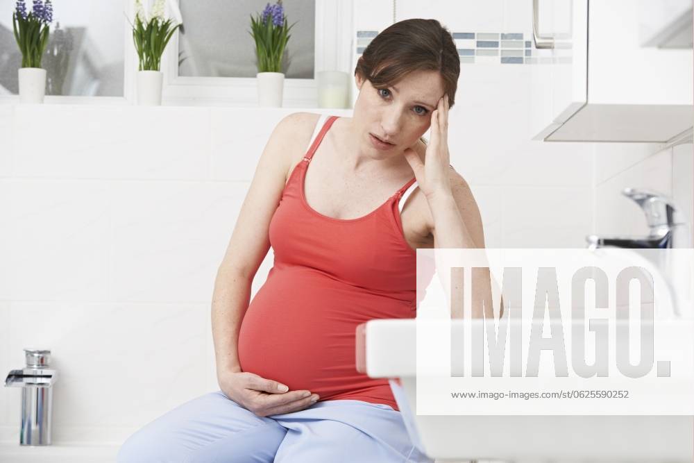 Pregnant Woman Suffering With Morning Sickness In Bathroom ,model released, Symbolfoto; schwanger Frau Leid mit Vormittag Sickness In Bad ,model released, Symbolfoto ING_39524_02383 ,model released, Symbolfoto