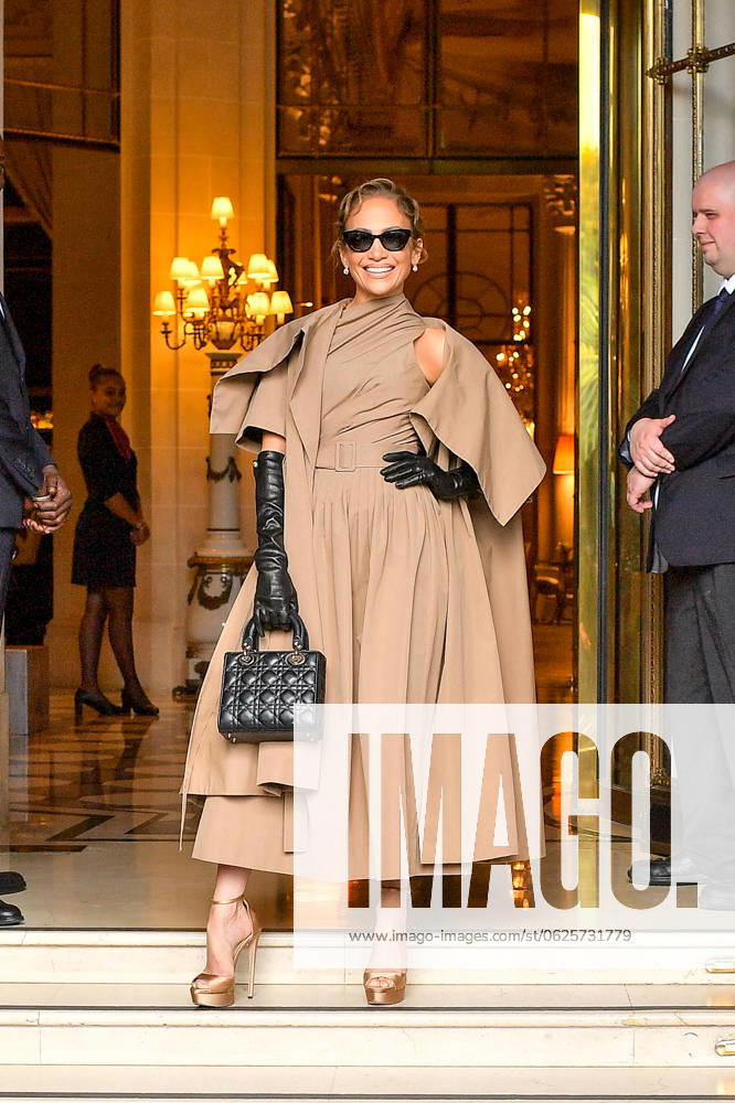 Jennifer Lopez J Lo leaves Le Meurice Hotel to attend the Christian Dior show during Paris Fashion Week Jennifer Lopez J Lo leaves Le Meurice Hotel to attend the Christian Dior show during Paris Fashion Week in Paris, France on June 24, 2024 Pierre Perusseau Bestimage Jennifer Lopez J Lo leaves Le Meurice Hotel to attend the Christian Dior show during Paris Fashion Week in Paris, France on June 24, 2024 Paris France