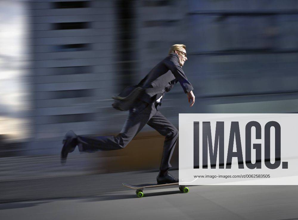IMAGO Creative: Stadt-Dichotomien Germany, Cologne, Mature man skating on road model released RHYF000358