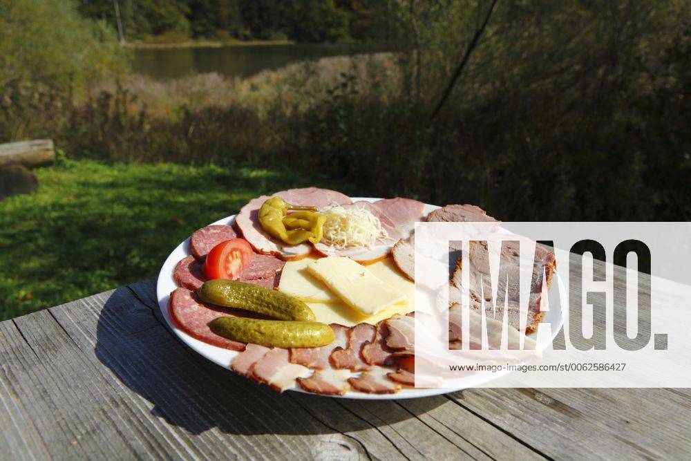 IMAGO Creative, Food, Brotzeit Austria, Upper Austria, Brettljause in plate on wooden table at Taferlklause SIEF002912