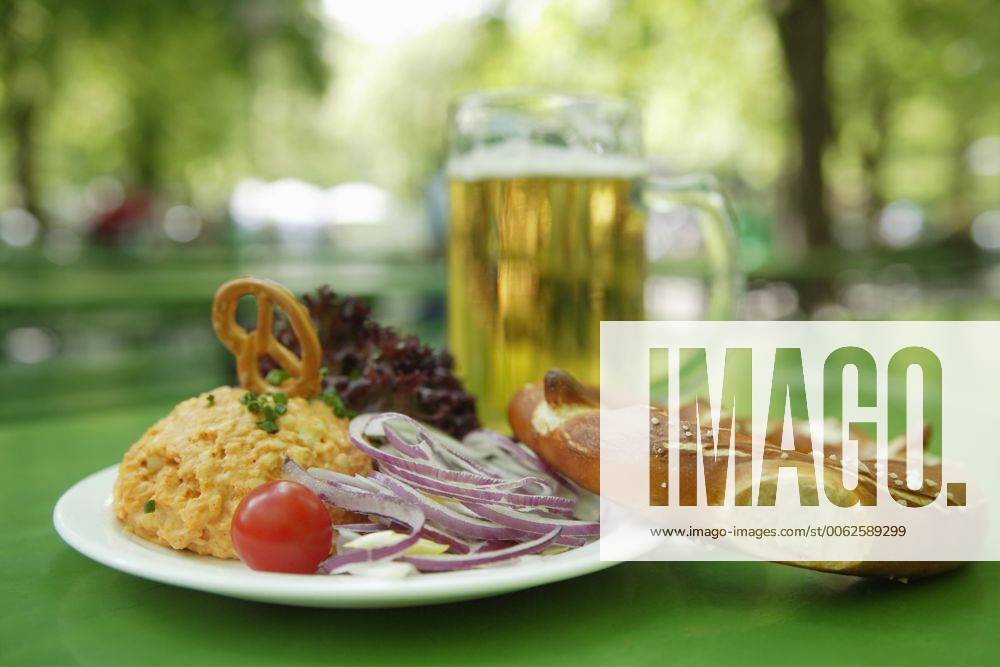 IMAGO Creative, Food, Brotzeit Germany, Bavaria, Munich, Vegetarian dish with mug of beer, close up TCF002610