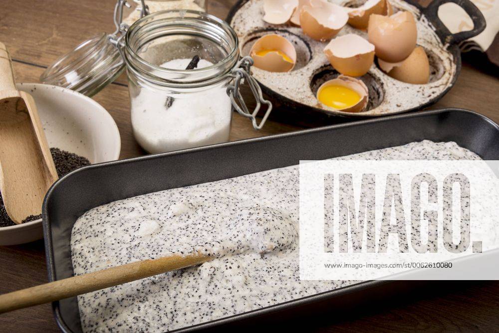 IMAGO Creative: Food, Mohn Cake pan of dough for poppy seed cake on wooden table CSTF000065