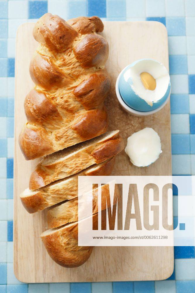 Homemade Easter plait and Easter eggs, studio shot ECF000474