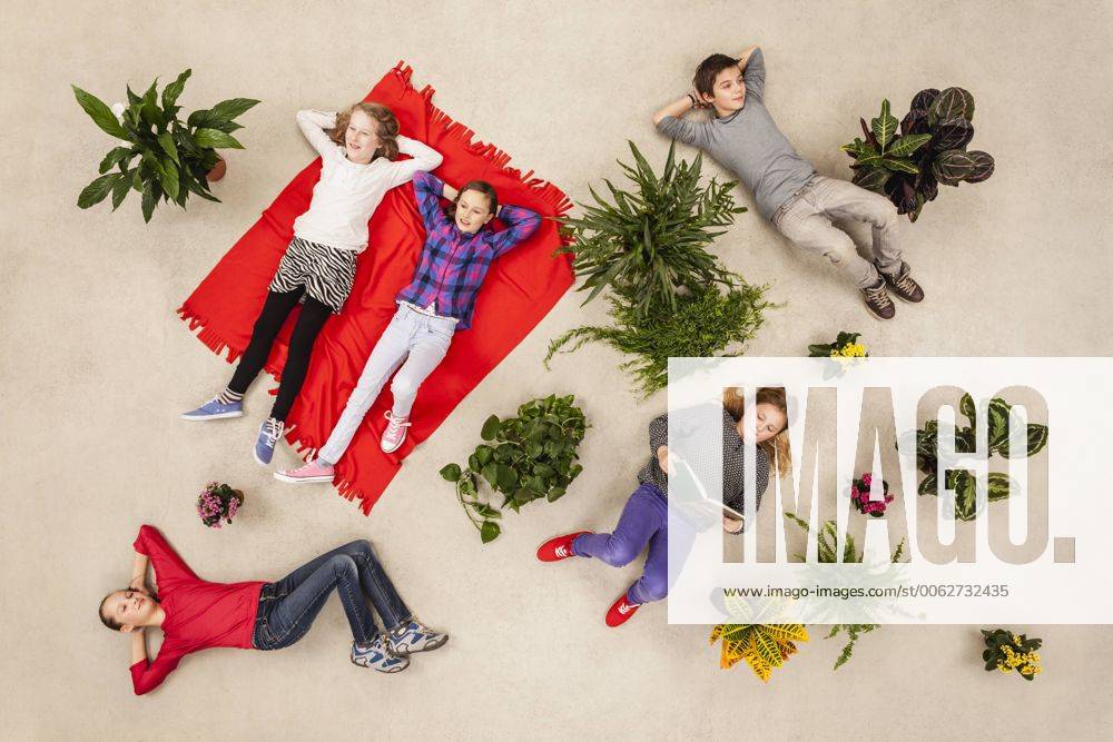Children relaxing in park model released Symbolfoto BAEF000725