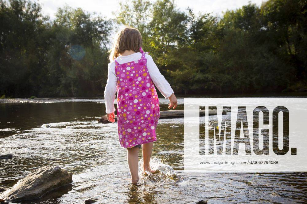 Little girl playing at riverside model released Symbolfoto LVF001801
