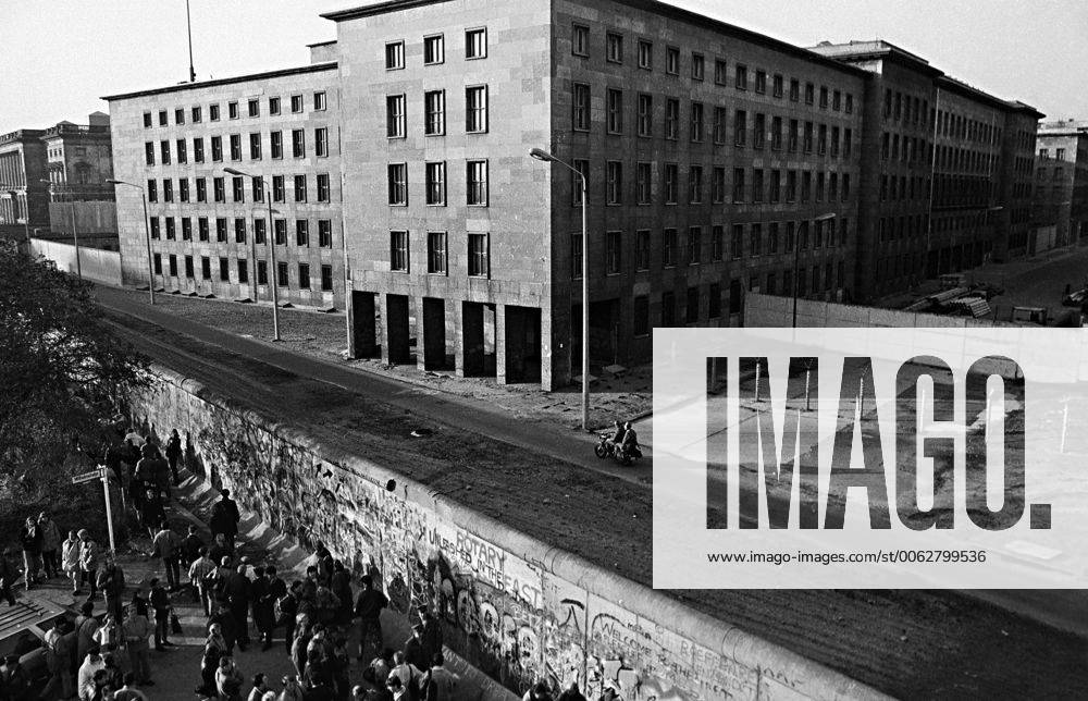 Fall of the wall 1989 reunification house of ministries, Berlin, Germany DEUTSCHLAND, 11.1989.Berlin - Mitte.Fall der Berliner Mauer: Blick ueber die geteilte Wilhelmstrasse auf das DDR- Haus der Ministerien (zuvor Goerings Reichsluftfahrtministerium, heute das Finanzministerium). Auf dem Mauerstreifen patrouillieren immer noch die DDR-Grenzsoldaten mit ihren MZ-Motorraedern..Fall of the Berlin Wall: View across cut-off Wilhelmstrasse onto the GDR- House of Ministries (before Goring s Imperial Aviation Ministry, today Ministry of Finance). The wall is still patrolled by GDR border troops on their MZ motorbikes..