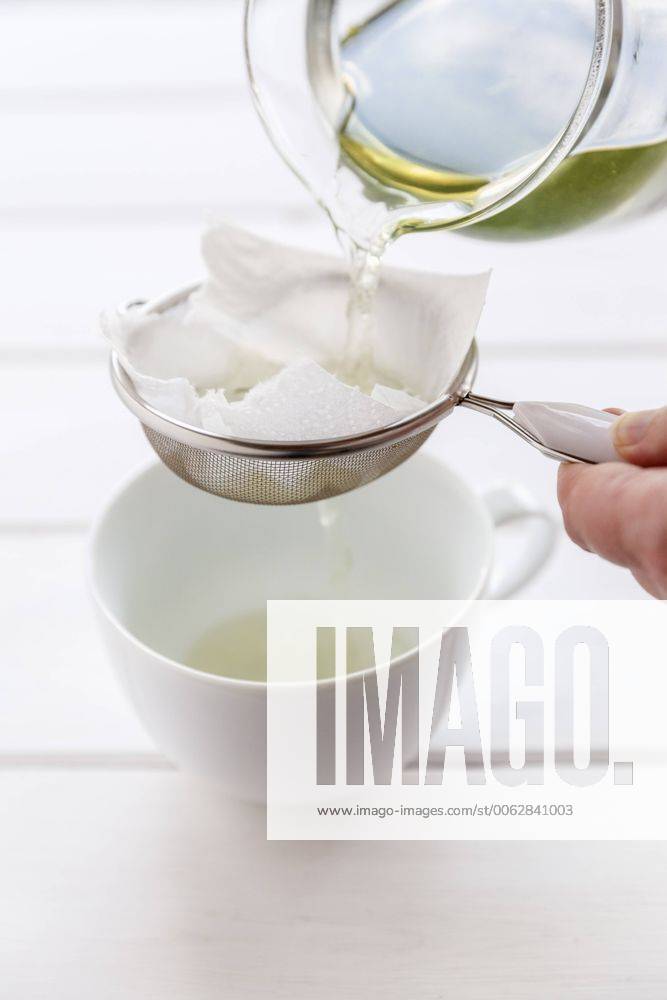 Preparation of green tea model released Symbolfoto EVGF000919