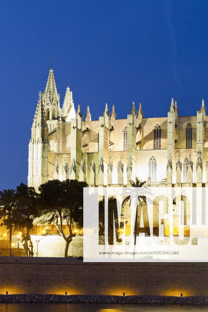 Spain, Balearic Islands, Mallorca, Palma de Mallorca, La Seu Cathedral in the evening light MSF004309
