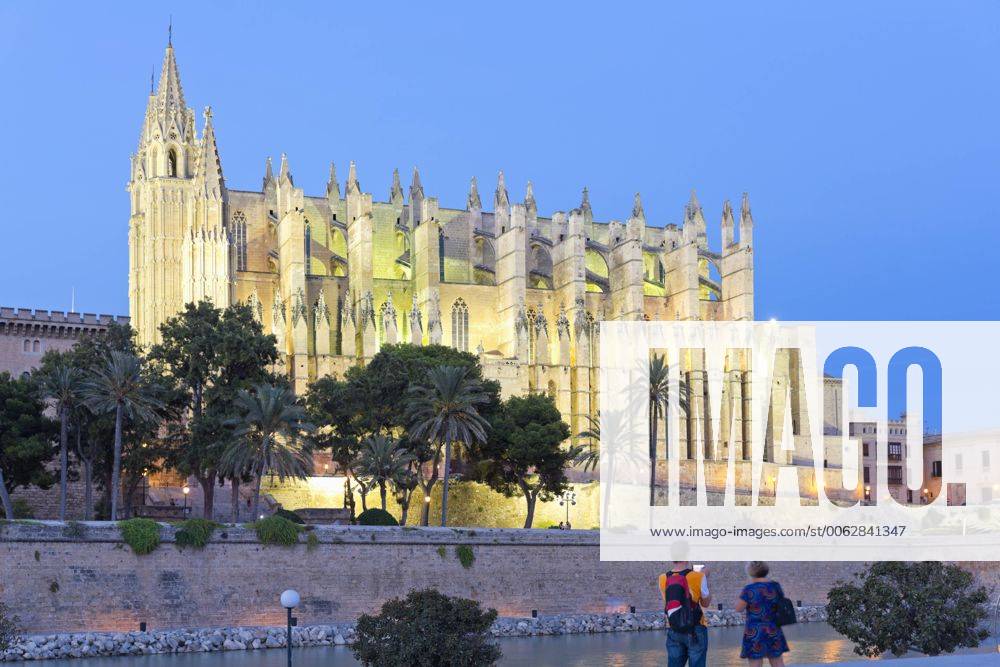 Spain, Balearic Islands, Mallorca, Palma de Mallorca, La Seu Cathedral in the evening light MSF004310