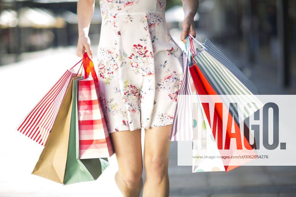 Young woman on a shopping spree model released Symbolfoto property released ZEF000159