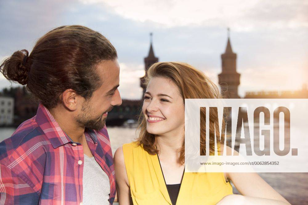Germany, Berlin, Young couple enjoying sunset at Spree river model released Symbolfoto FKF000673