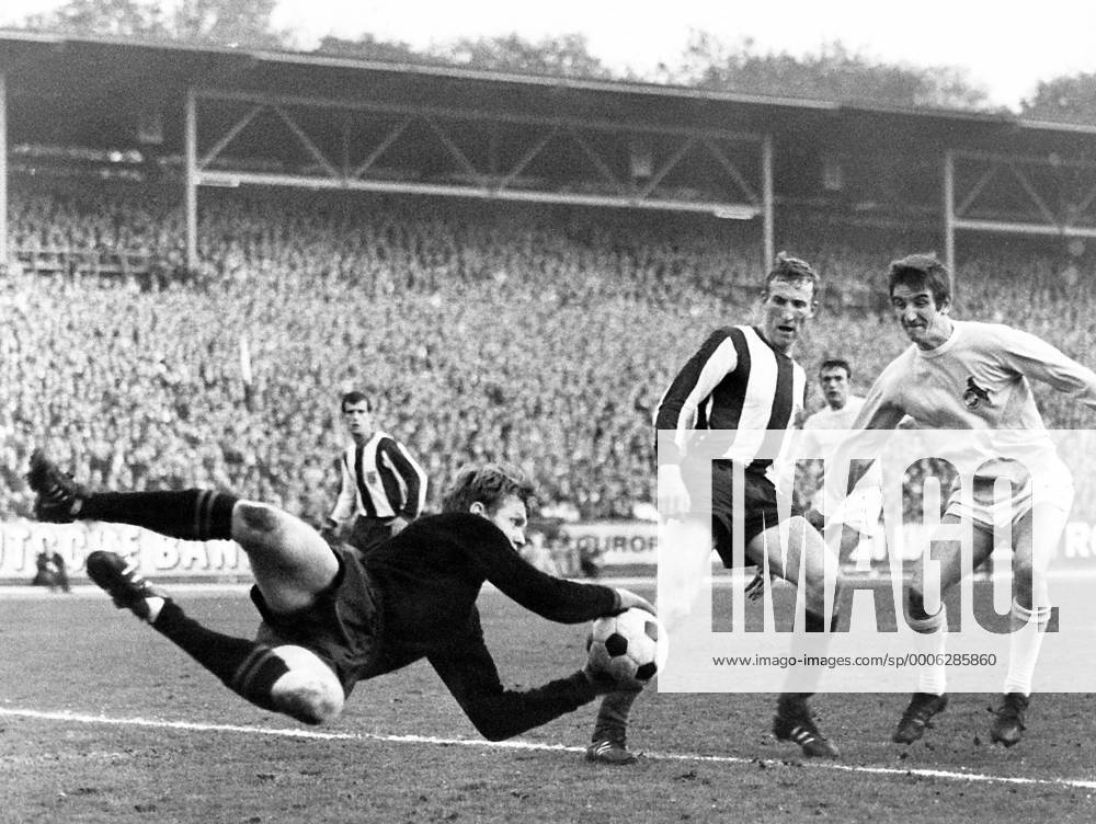Torwart Sepp Maier und Hans Georg Schwarzenbeck (Mitte, beide Bayern) gegen Hannes Löhr (Köln) Fußball 1. BL Herren Saison 1968 1969, FC Bayern München - 1. FC Köln 1:0 Gruppe München Dynamik, Abwehr,