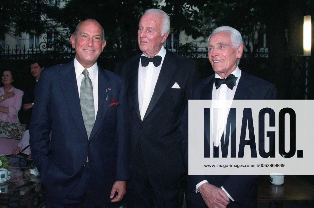 Oscaoscar de la Renta, Hubert de Givenchy y Philippe Venet, during the Gold Neddle delivery to the designer at Santo Mauro Hotel in 2002. MADRID KIKExPARA