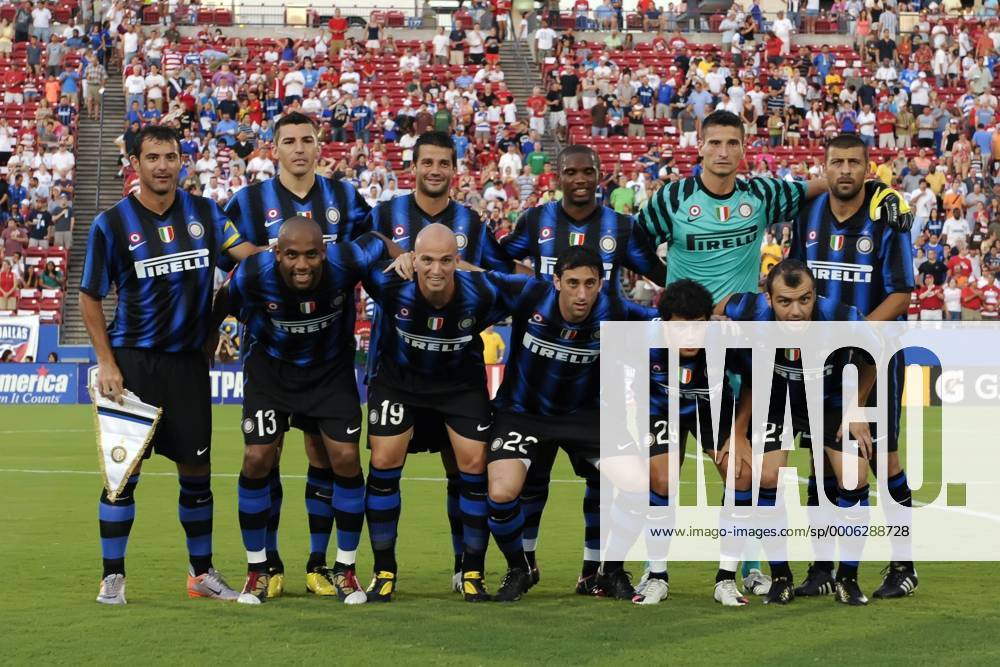 Mannschaftsfoto Inter Mailand, hi.v.li.: Dejan Stankovic, Lucio, Cristian Chivu, Samuel Eto o, Luca Castellazzi und Walter Samuel; vorn: Maicon, Esteban Cambiasso, Diego Milito, Philippe Coutinho und Goran Pandev - ZUMAse4
