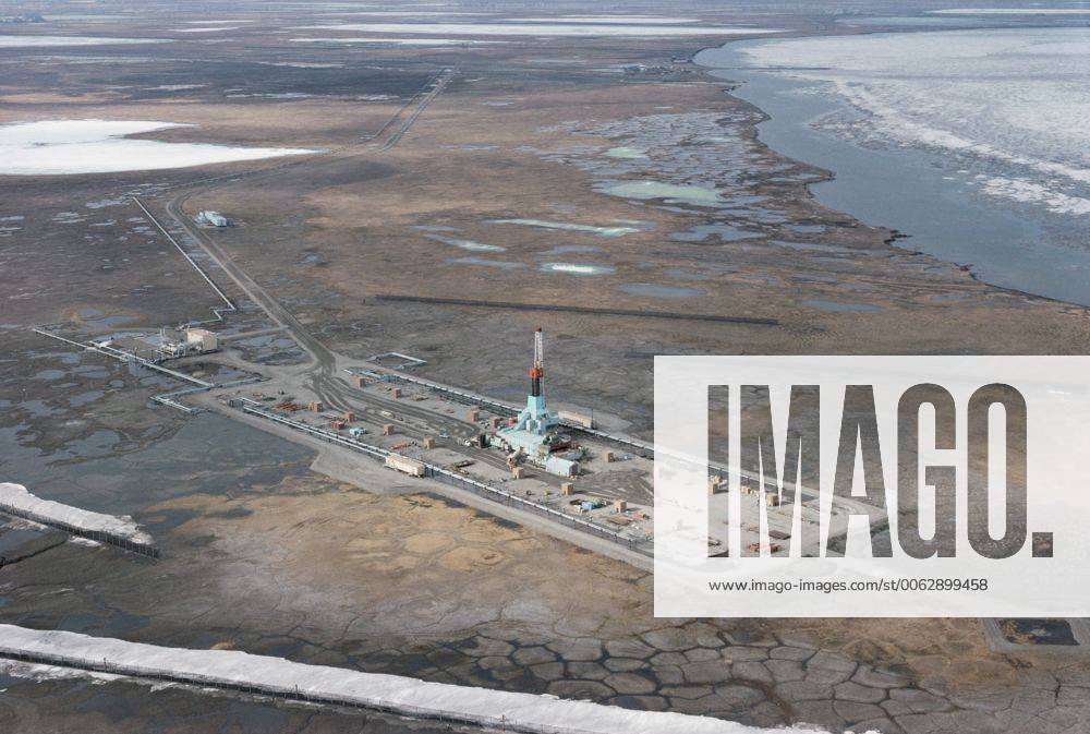 Aerial view of oil drilling rig | IMAGO stock photo