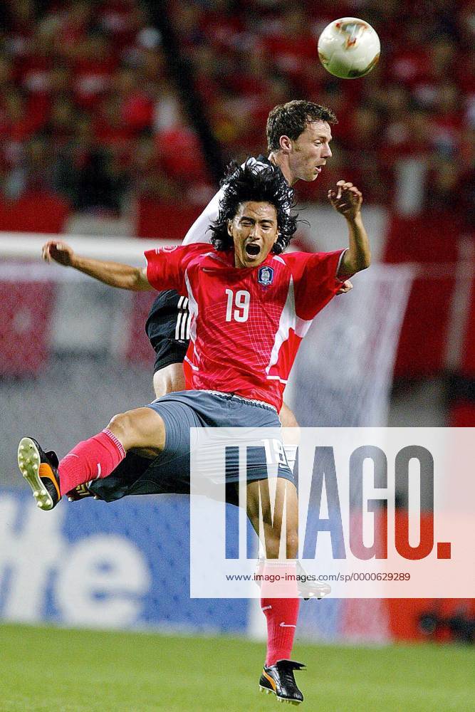 Thomas Linke (hinten, Deutschland) gegen Ahn Jung-Hwan (Südkorea) Fußball WM Herren Weltmeisterschaft 2002, Länderspiel, Halbfinale, Nationalmannschaft, Nationalteam, Nationaltrikot Gruppe Seoul Dynamik,