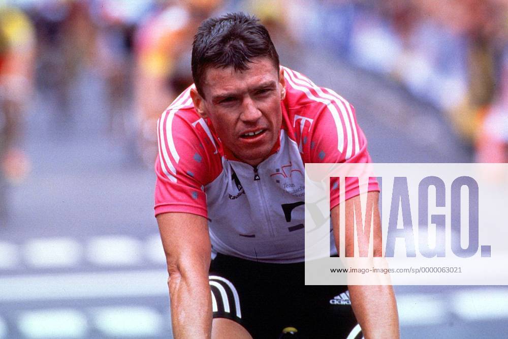 Der Deutsche Udo Bölts (Team Telekom) beim Ausfahren Radsport Herren Rund um den Henninger Turm 1998, Radrennsport, Straßenradsport, Radrennen, Straßenradrennsport Einzelbild Henninger Turm Frankfurt M. Dynamik,