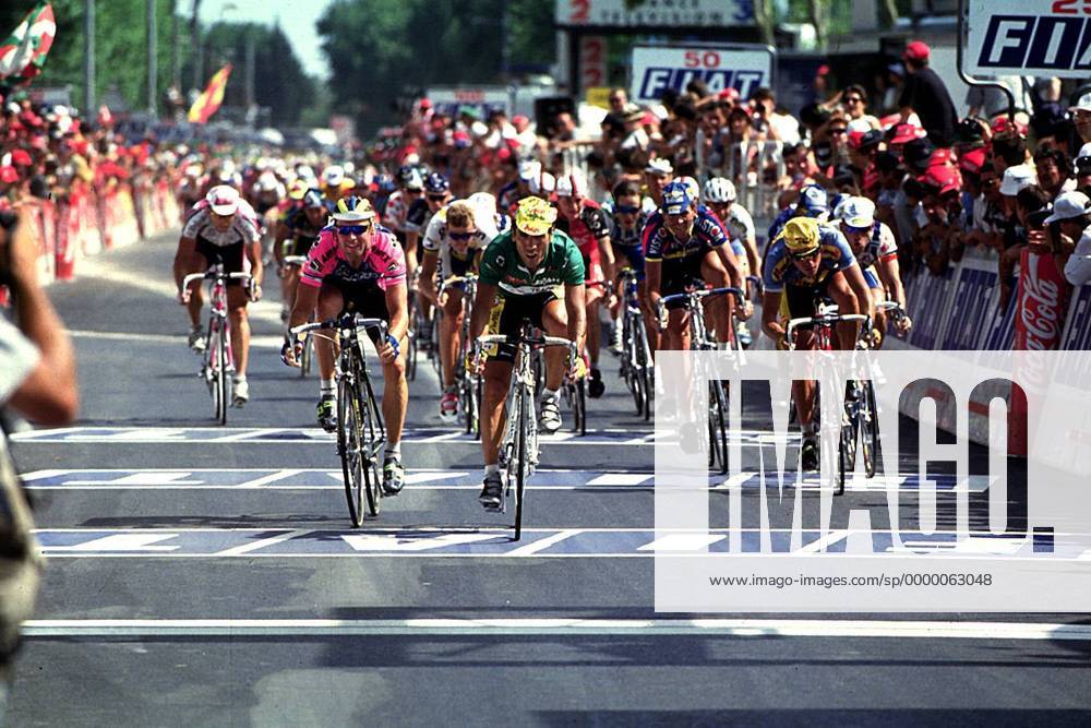 Sprinterkönig Dsamolidin Abdoujaparov (Mi.) beim Zieleinlauf Radsport Herren Tour de France 1994, Radrennsport, Straßenradsport, Radrennen, Straßenradrennsport, Straße Gruppe Armentieres Dynamik,