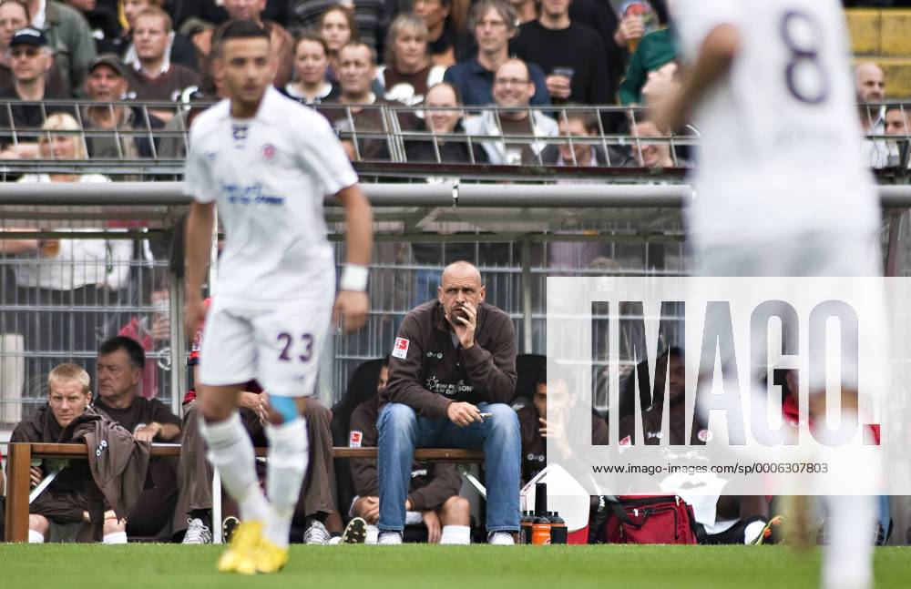 Trainer Holger Stanislawski (St.Pauli, Mitte) 30. Juli 2010 FC St.Pauli vs. Real Racing Club de Sandander Fussball Bundesliga, Testspiel, Saison 2010 2011