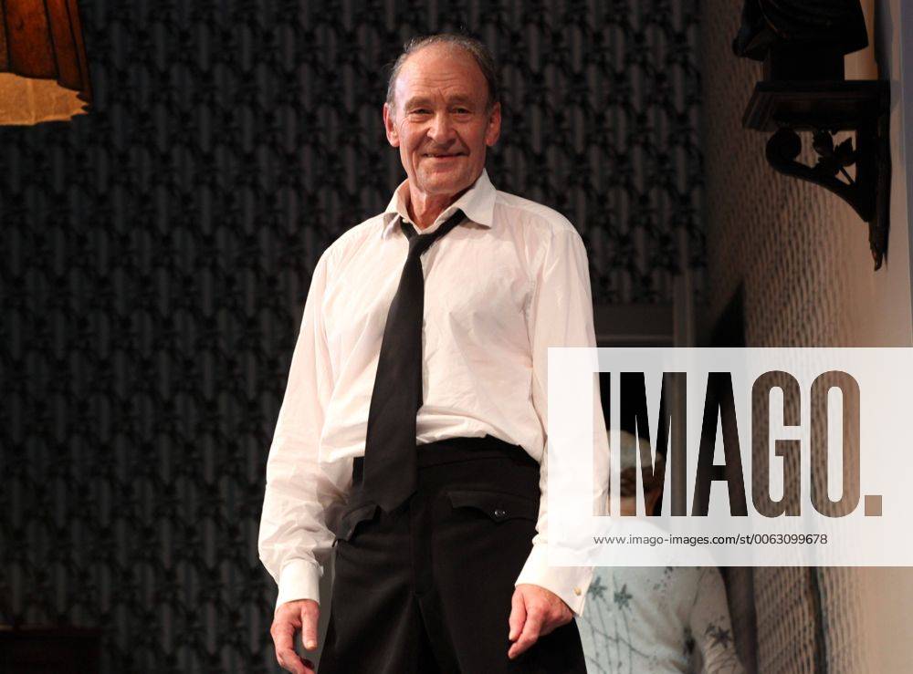 Josefstadt Premiere Vor dem Ruhestand Wien, Theater in der Josefstadt, 05. 09. 2013 Michael MENDL