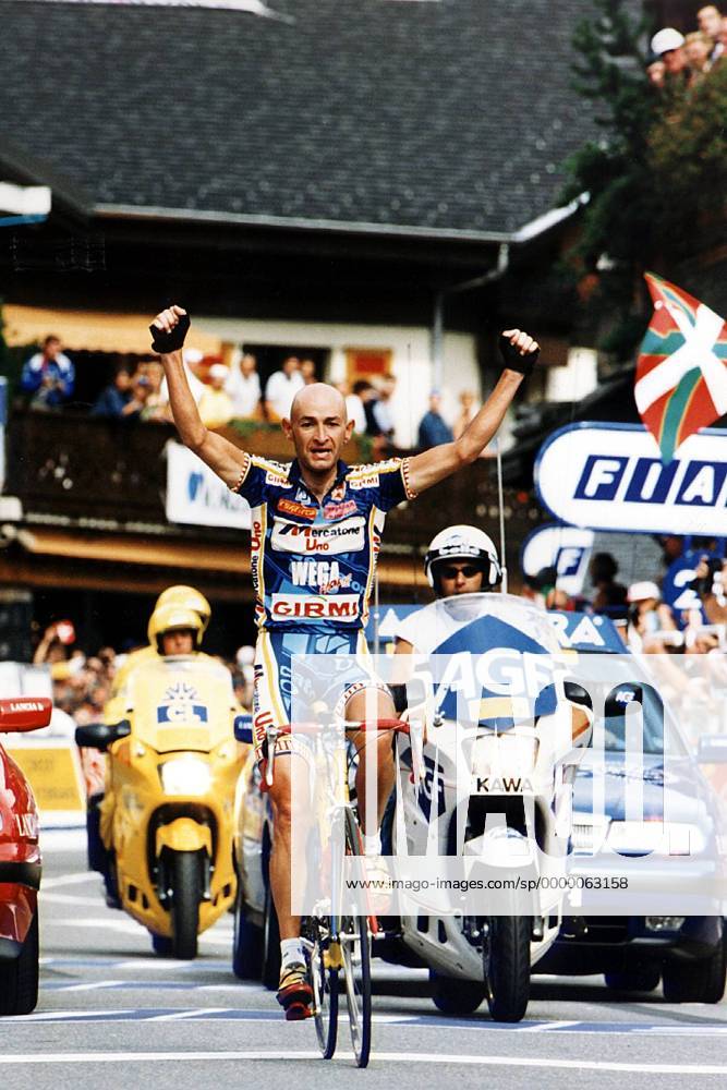 Etappensieger Marco Pantani (Italien) jubelnd im Ziel Radsport Herren Straßenradsport, Profi, Profis, Straße, Radrennen, Rad, Straßenrennen 1997 Einzelbild Freude,