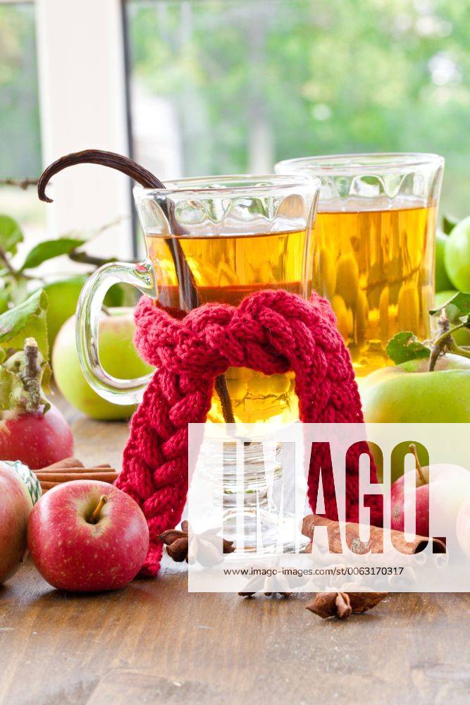 Heisser Apfelsaft mit Vanille und winterlichen Gewürzen 1079701334