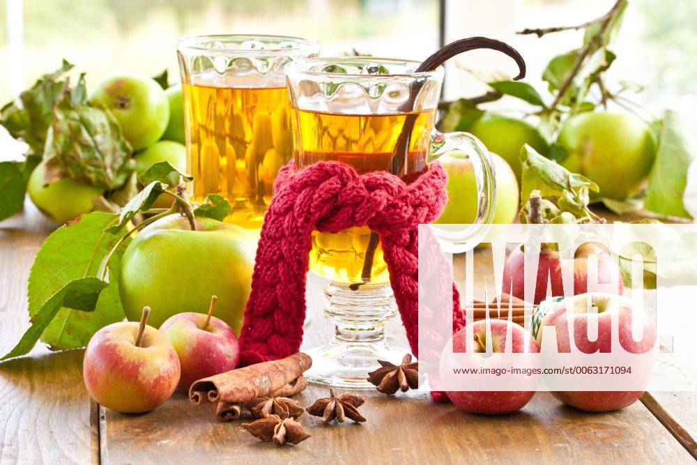 Heisser Apfelsaft mit Vanille und winterlichen Gewürzen 1079701337