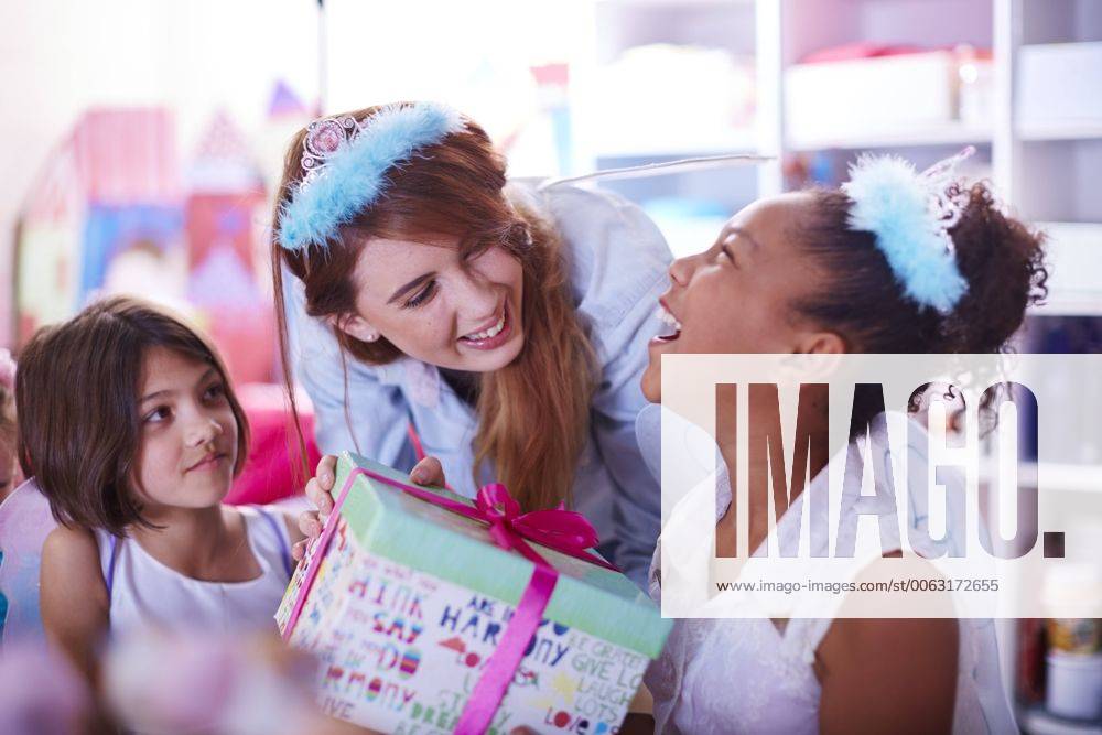 Geburtstag - Symbolbilder Girl receiving gift on a birthday party model released Symbolfoto property released ZEF001489
