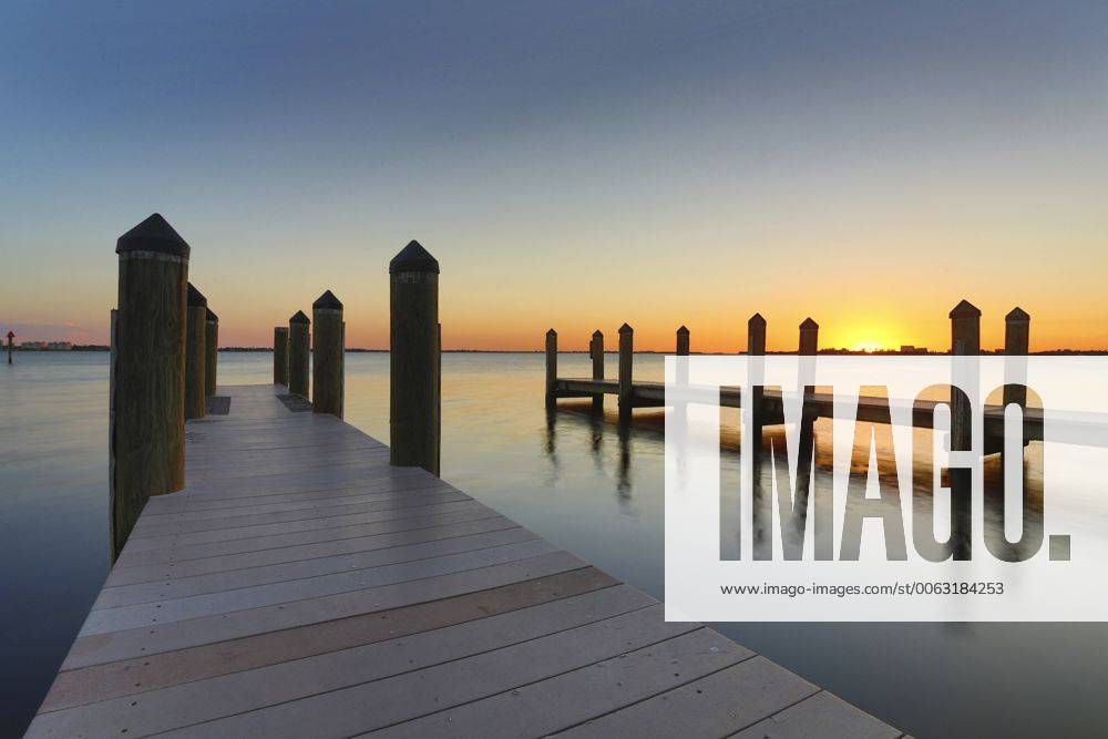 USA, Florida, Cape Coral, sunset above the ocean SHKF000017