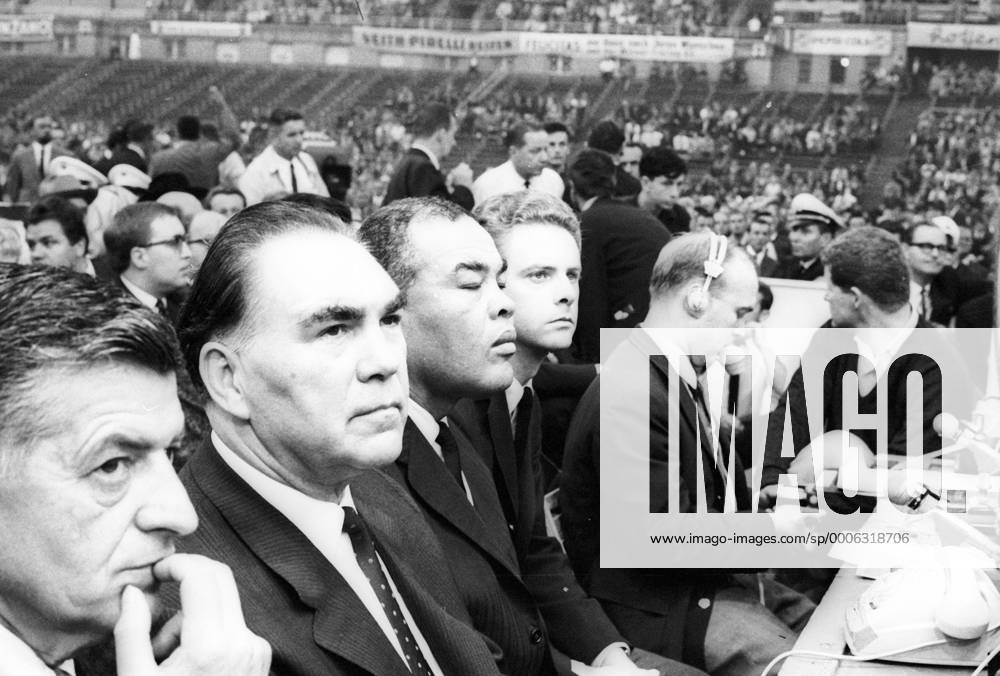 Max Schmeling (BR Deutschland, 2.v.li.) und Joe Louis (USA, 3.v.li.) am Boxring beim WM Kampf Mildenberger vs. Clay 1966 Boxen WM Herren Schwergewicht 1966 Boxsport, Profiboxen Gruppe Frankfurt M.