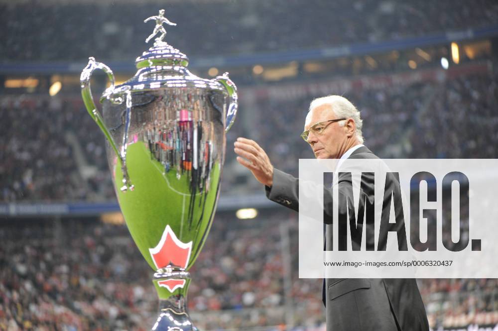 Ehrenpräsident Franz Beckenbauer (FC Bayern München) o0 Pokal Trophäe Objekte