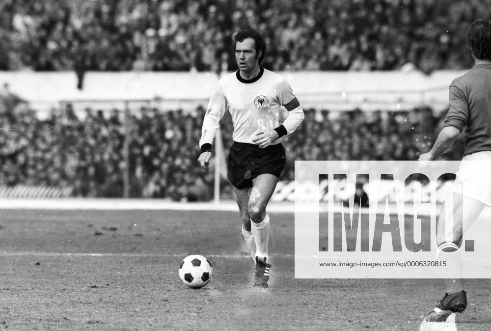 Franz Beckenbauer (BR Deutschland) am Ball Fußball Länderspiel Herren Nationalmannschaft 1976 Einzelbild Aufnahmedatum geschätzt