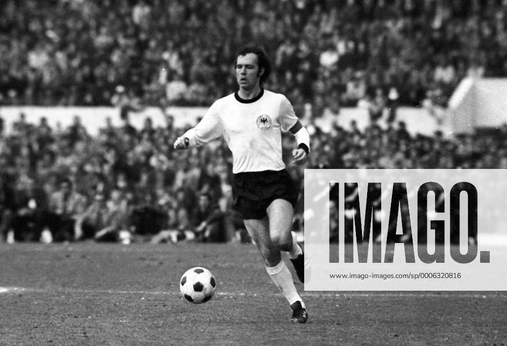 Franz Beckenbauer (BR Deutschland) am Ball Fußball Länderspiel Herren Nationalmannschaft 1976 Einzelbild Aufnahmedatum geschätzt Dynamik,