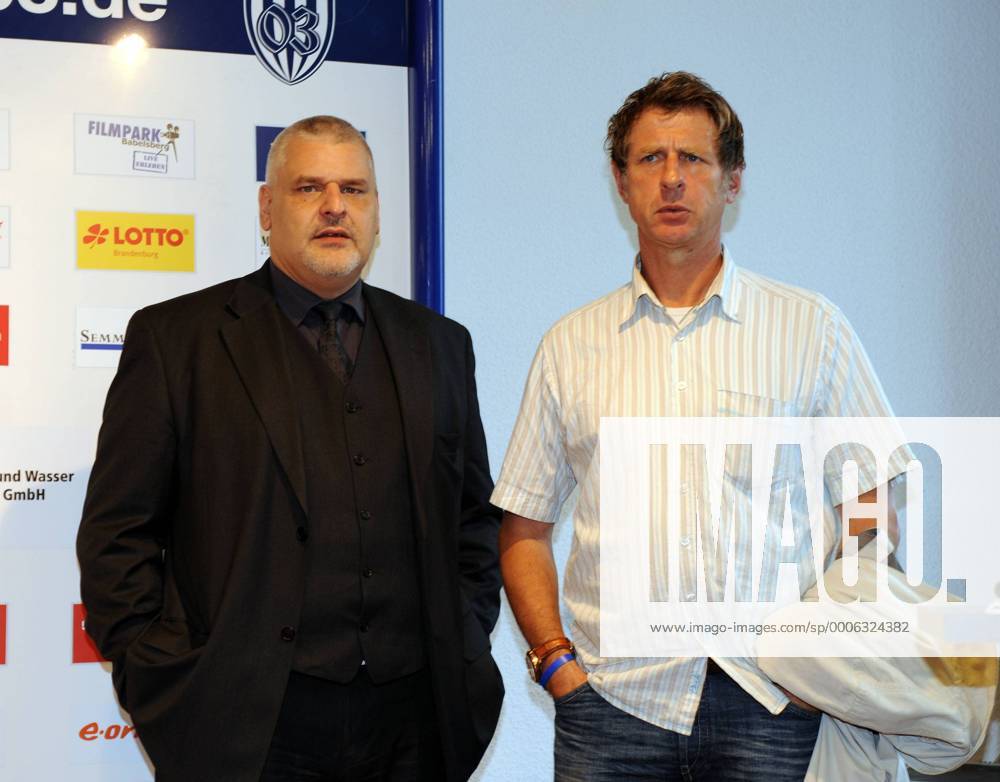 Fußball, DFB-Pokal, Saison 2010 11, 1. Runde, SV Babelsberg 03 - VfB Stuttgart 1:2, Manager Ralf Hechel (l., SV Babelsberg 03) und Besucher Uwe Erkenbrecher, 14.08. 2010, o0 Funktionär