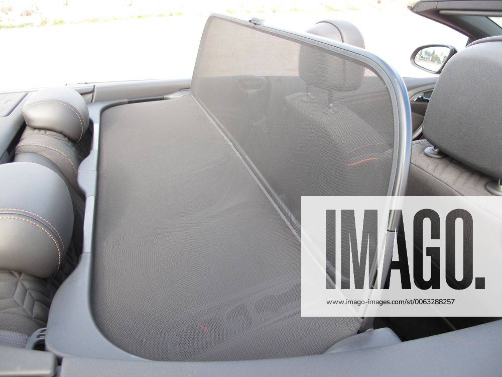 Windschott (Windschutz) über den Rücksitzen des Opel Cascada Cabrio 2.0 CDTI (Modelljahr 2015).