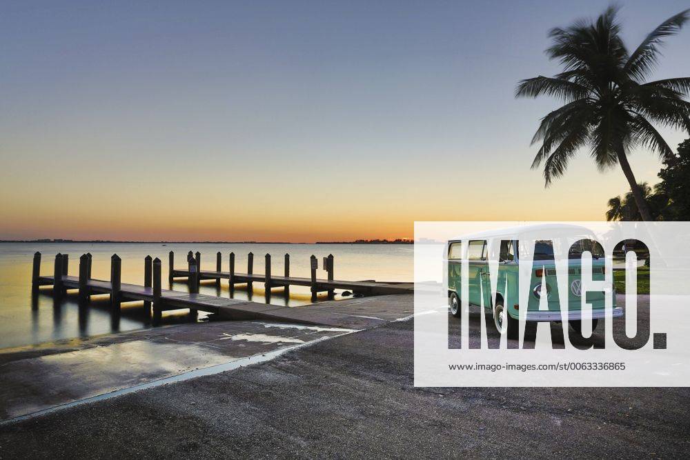 USA, Florida, Cape Coral, sunset above the ocean SHK000024