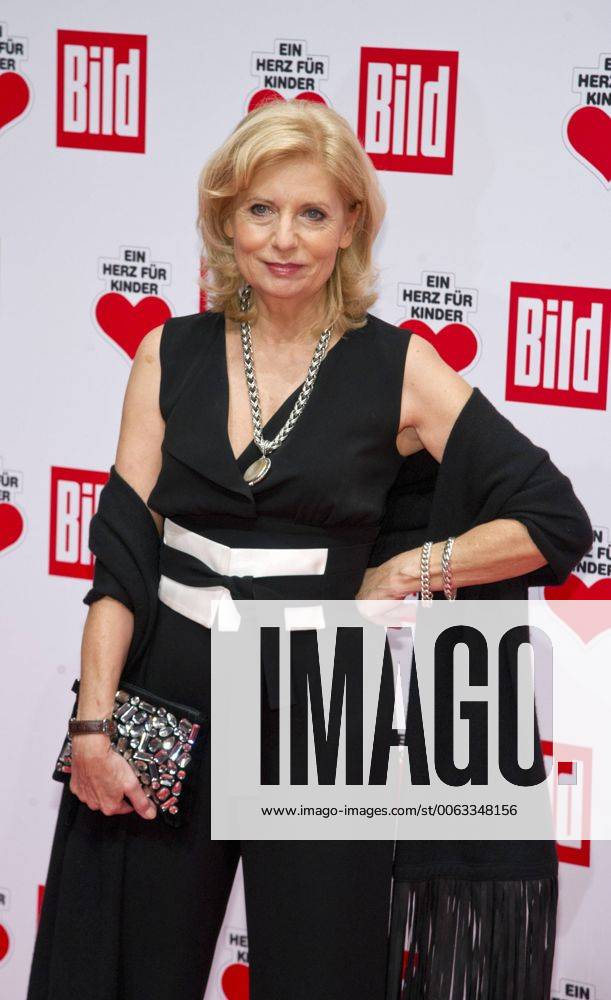 Sabine POSTEL, Schauspielerin, Roter Teppich, Red Carpet Show, Ein Herz fuer Kinder - TV Spendengala in Berlin, Deutschland am 06.12.2014.