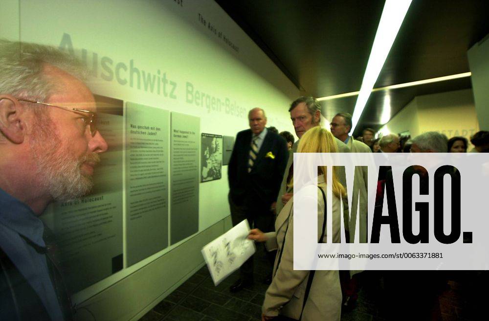 Eroeffnung Juedisches Museum in Berlin Eroeffnung des Juedischen Museum in Berlin. Viele der gezeigten Exponate behandeln das Thema Holocaust und Judenvernichtung in Deutschland. Desweiteren werden auch Exponate aus der kulturellen und religioesen Geschichte der Juden in Deutschland gezeigt. Hier: Besucher vor der Achse des Holocaust . Berlin