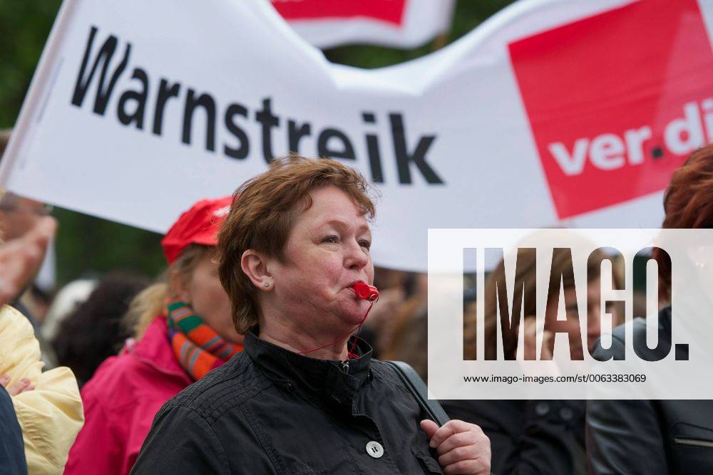 Gewerkschaft ver.di Banken-Warnstreik Warnstreik der Berliner Bankbeschaeftigten am Mittwoch den 16. Mai 2012. Nach bislang erfolglosen Tarifverhandlungen zogen ca. 1.500 Bankangestellte durch die Berliner Innenstadt. 16.5.2012, Berlin