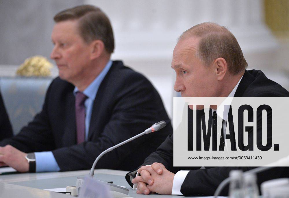 POLITIK Präsident Putin bei einem Meeting mit Russlands Wirtschaftsgrößen MOSCOW, RUSSIA. DECEMBER 19, 2014. Kremlin s chief of staff Sergei Ivanov (L) looks on as Russia s president Vladimir Putin speaks at a meeting with Russian business community representatives at the Moscow Kremlin. Alexei Druzhinin Russian presidential press service TASS RE158381