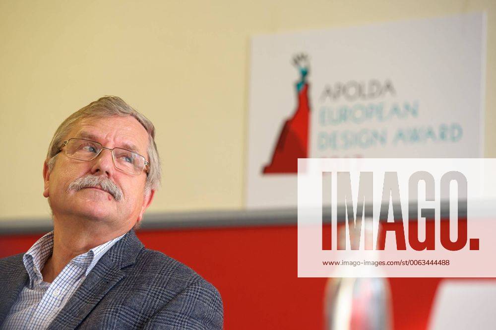 Apolda: Hans Jürgen Giese vom Amt für Wirtschaftsförderung und Kulturpflege in Apolda sitzt bei der Pressekonferenz zum Apolda European Design Award 2017 auf dem Podium.