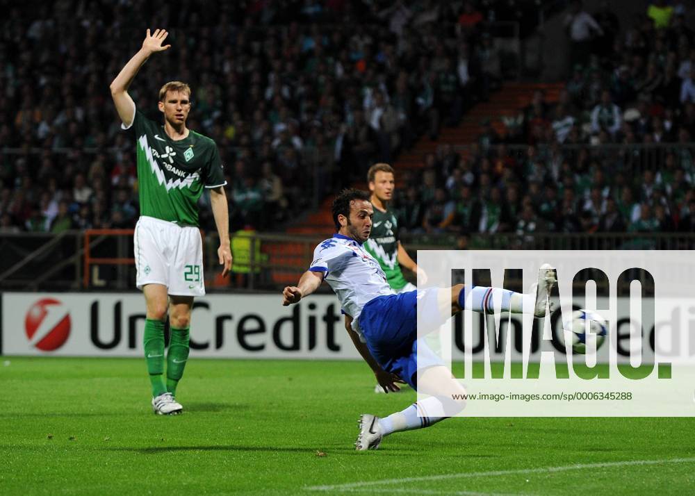 Bremen - UEFA Champions League Qualifikation 2010 2011 - SV Werder Bremen vs Sampdoria Genua 3:1 --- Der Treffer von Giampaolo PAZZINI (re, Genua) wird nicht anerkannt. Bremens Per MERTESCACKER (li) greift nicht ein --- o0 Werbebande Bande Werbung Sponsor Wirtschaft UniCredit