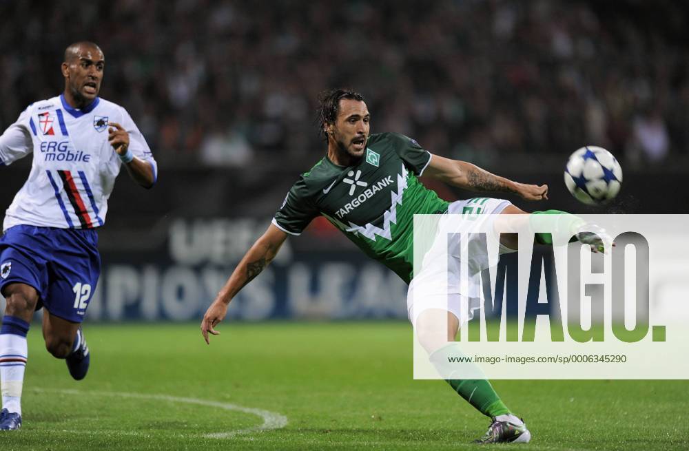 Bremen - UEFA Champions League Qualifikation 2010 2011 - SV Werder Bremen vs Sampdoria Genua 3:1 --- Hugo Almeida (re, SV Werder Bremen) gegen Fernando Tissone (Sampdoria Genua ) ---